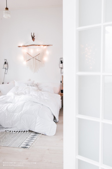Biała sypialnia w stylu skandynawskim