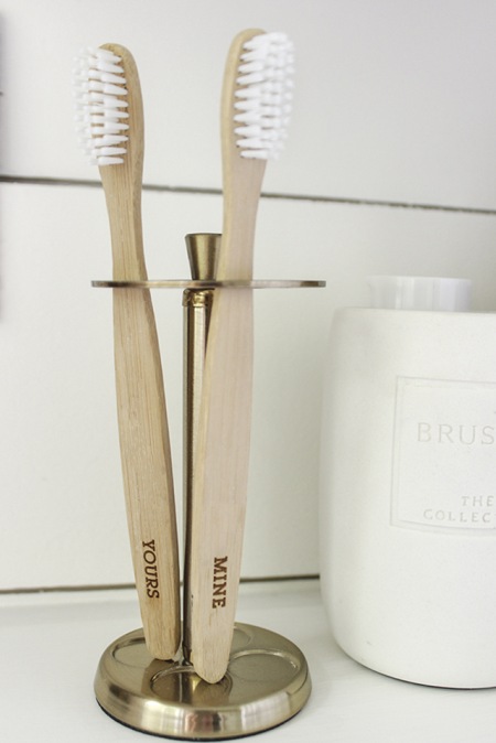 Drewniane szczoteczki do zębów w aranżacji łazienki