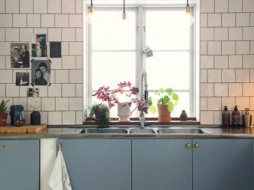 Jako zabudowę kuchenną wybrano tylko stojące szafki w ciekawym niebieskim kolorze. Malutkie złote gałki bardzo subtelnie wprowadzają nieco elegancji do...