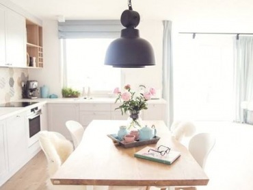 Stół z białymi nogami i drewnianym blatem wyjątkowo dobrze podkreśla styl skandynawski w jadalni. Cała aranżacja...