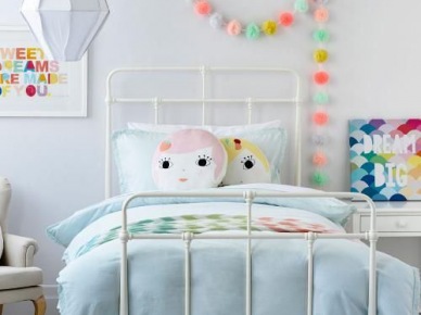 Biała lampa wisząca kokon,girlanda z kolorowych pomponików,kute białe łóżko i kolorowe dekoracyjne poduszki na łóżku (26393)