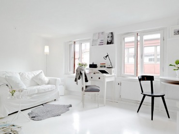 białe mieszkanie, w którym na jednej przestrzeni znalazły się kuchnia z sypialnią i salon z jadalnią - dobry pomysł na zorganizowanie i urządzenie małego mieszkania w bieli i w skandynawskim...