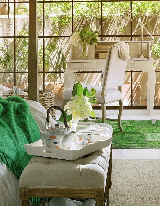 Zielone dodatki w sypialni,pikowana ławka we francuskim stylu,białe tace,porcelanowy serwis do kawy i herbaty,śniadanie w sypialni,beżowy dywan tkany,zielony dywan patchwork w stylu vintage,turkusowy pled z frędzlami,francuskie krzesło w beżow