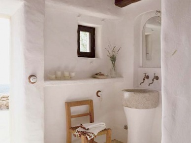 Lepiankowe białe tynki w łazience (18143)