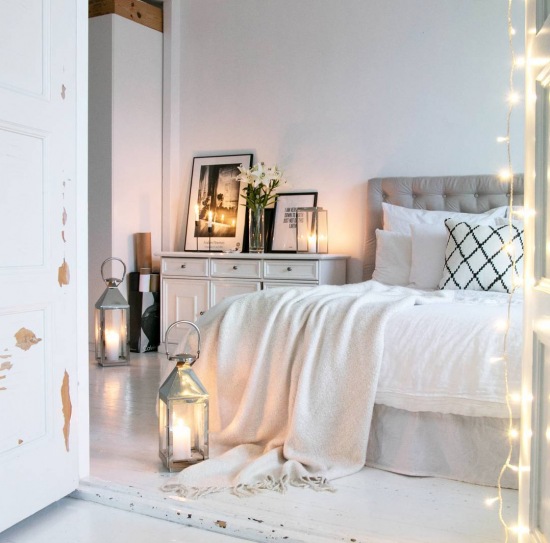 Podłoga z białych desek i romantyczne dekoracje w sypialni
