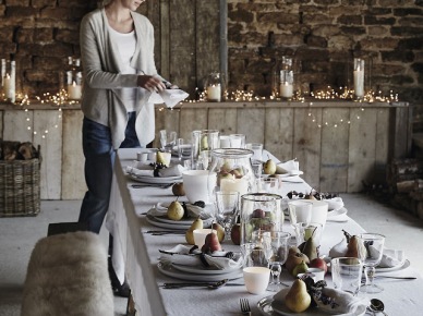 Świąteczny stół w rustykalnej kuchni z bielonym drewnem (47796)