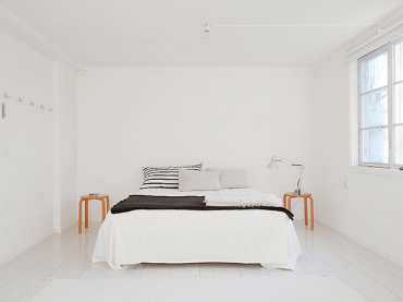 Minimalistyczna aranżacja białej sypialni (19901)