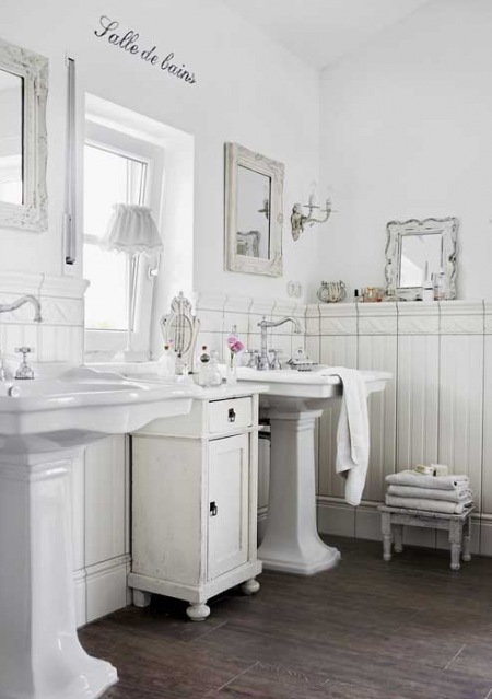 Gustawiańska łazienka w bieli