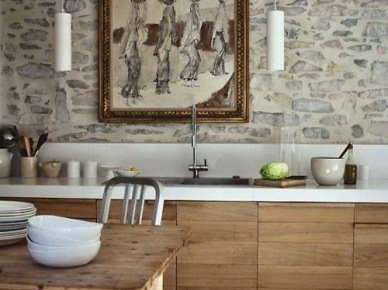 Kuchnia w stylu modern rustik z szafkami z   drewna i ścianą z naturalnego kamienia (25239)