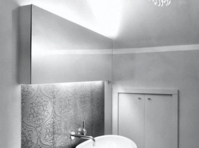 Wystrój wnętrz. Pomysłem na tę toaletę było połączenie nowoczesnego designu (umywalka i blat z czarnego granitu) z ozdobnymi elementami nawiązującymi do stylu glamour (dekoracyjny żyrandol, połyskliwe wzorzyste płytki efektownie podświetlone). - zdję (157)