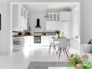 Klasyczna biała kuchnia w stylu skandynawskim otwarta na mały salon (28155)