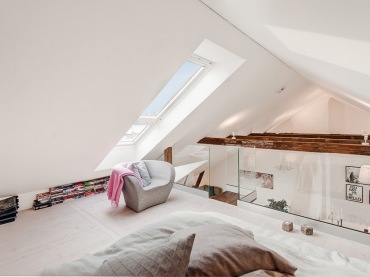 Sypialnia na antresoli  ze szklaną balustradą i drewnianymi belkami (21225)
