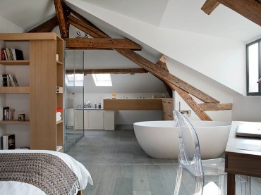 Aranżacja łazienki w sypialni na poddaszu z drewnianymi  belkami (24979)