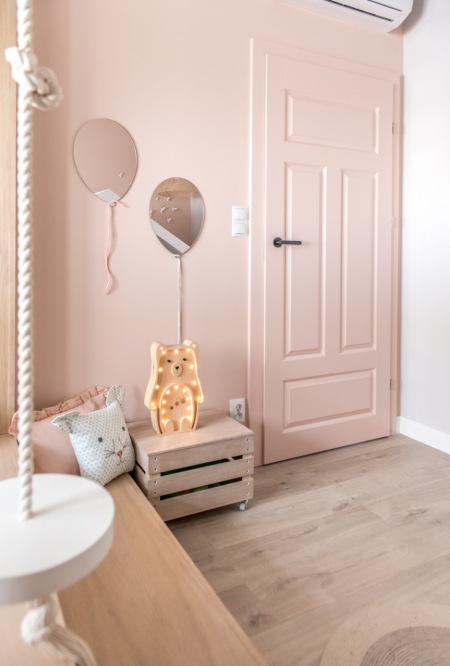 Ściany i drzwi w pastelowym różu w aranżacji pokoju dziecięcego