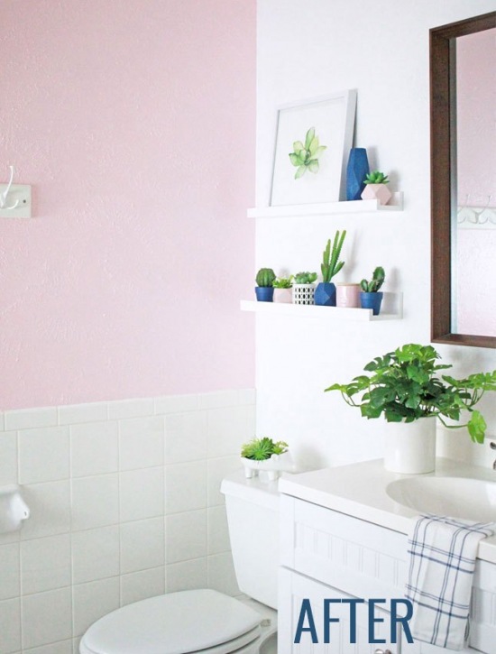 Łazienka after z różową ścianą i dekoracjami na półkach