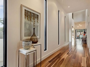 ciekawy wystrój domu w Australii, gdzie prostota idzie w parze z wytwornością - schludny dom w kolorach natury - przejrzysty i otwarty . Kolory drewna i fornirów pięknie harmonizują z bielą ścian i...