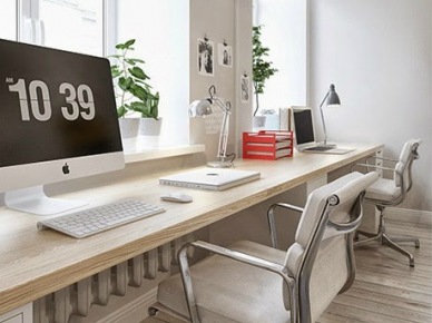 Pomysł na podwójne długie biurko umocowane pod oknami w salonie (26304)