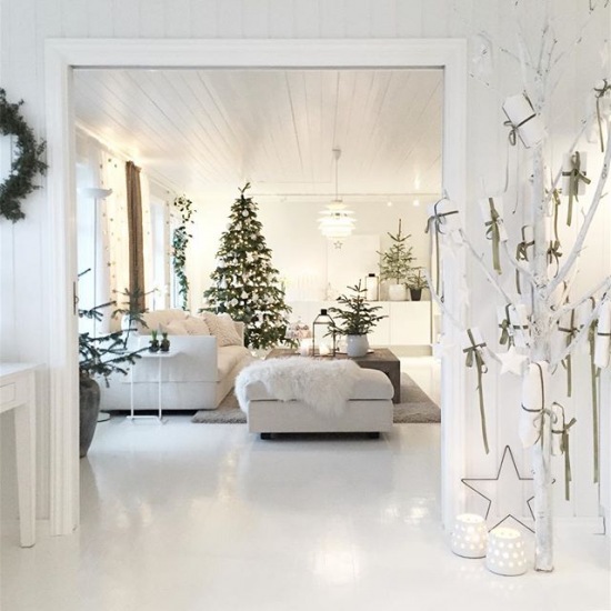Całkowicie biały salon z choinką i świątecznymi dekoracjami