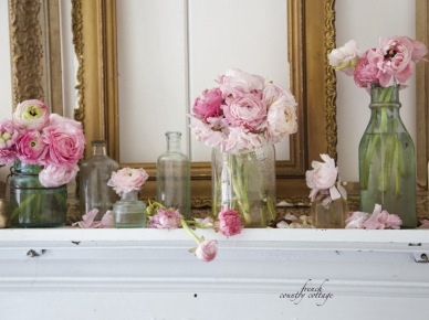 Różowe kwiaty w szklanych słoikach w aranzacji jadalni (22336)