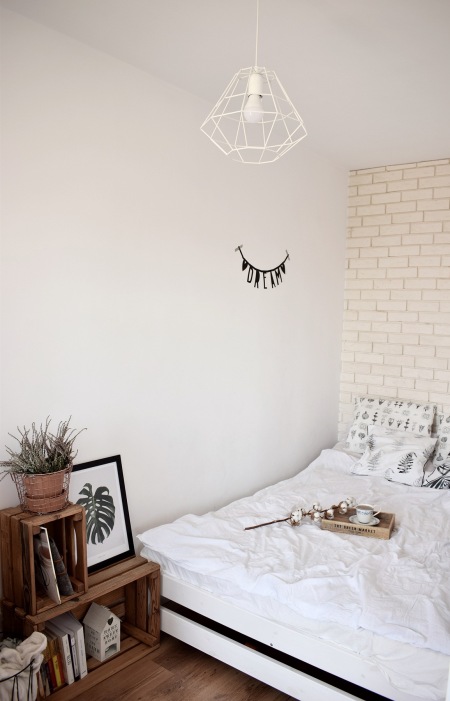 Drewno i kremowe cegły w aranżacji sypialni