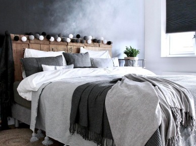 Ciemnoszara ściana i drewniane wezgłowie łóżka w sypialni (52856)