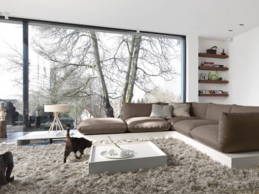 Mieszkanie według skandynawskich reguł - białe ściany, drewniane meble w odcieniach retro brązu lub spłowiałego błękitu...