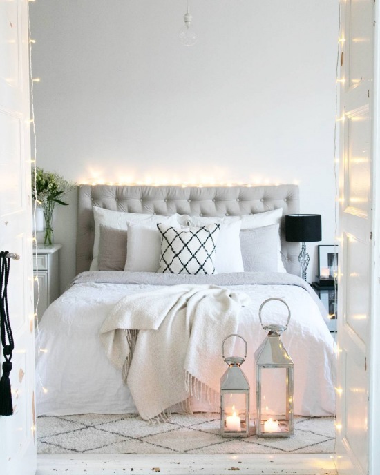 Dekoracje świetlne w biało-szarej sypialni