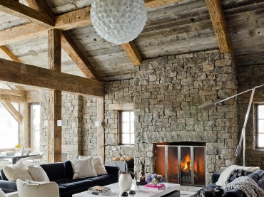 solidny dom zbudowany z szarego kamienia naturalnego - rezydencja w stylu rustykalnym na mroźne i śnieżne...