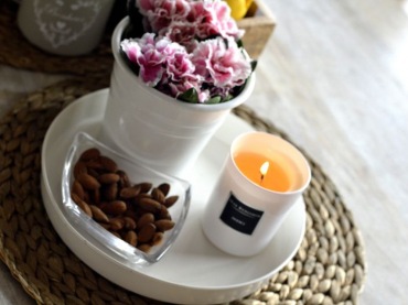 Kwiaty i świece są jednym z najlepszych sposobów na wprowadzanie romantycznej aury do wnętrza. Dekorują pomieszczenie i...