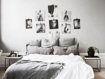 Aranżacja sypialni składa się tylko z łóżka i dwóch drobnych stoliczków nocnych po obu jego stronach. Na ścianie...
