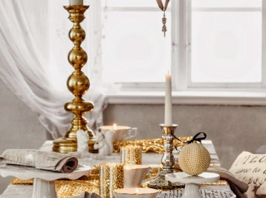 Świąteczna aranżacja stołu w biało-złotym kolorze (20660)