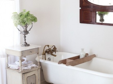 Aranżacja białej łazienki z wanną na łapkach i stylowymi francuskimi meblami (22458)