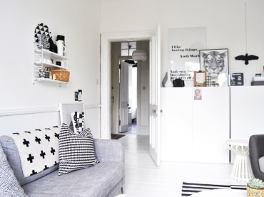 Szara sofa,nowoczesne szafki skandynawskie,białe półki i graficzne poduszki (24891)