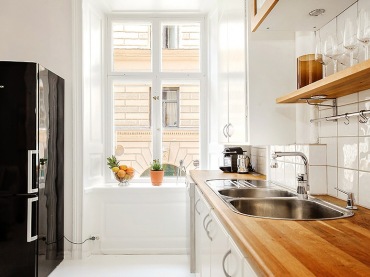 pomysł na otwartą zabudowę salonu z kuchnią - to skandynawska aranżacja w bieli, z dodatkiem zieleni. Nowocześni i estetycznie...