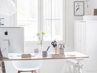Białe biurko skandynawskie na kozłach z drewnianym naturalnym blatem w domowym biurze (27436)