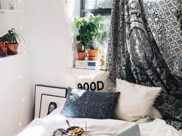 Mała sypialnia urzeka klimatem i przytulnością. O odpowiedni nastrój zadbano, wybierając miękkie tkaniny oraz drobną...