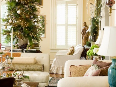 Zielona choinka naturalna w srebrnej dekoracji światecznej w stylowym salonie z białymi fotelami i sofami (27400)