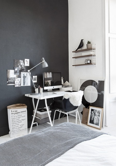 Czarna ściana w pokoju z białym biurkiem
