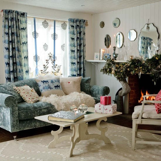 Biało-niebieskie dekoracje w salonie