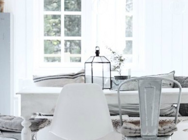 Skandynawski mix białego stołu z przemysłowymi i nowoczesnymi krzesłami (22003)