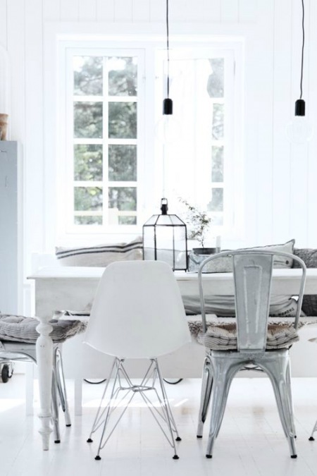 Skandynawski mix białego stołu z przemysłowymi i nowoczesnymi krzesłami
