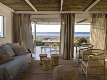 afrykański dom na plaży- prosty, lekki i naturalny