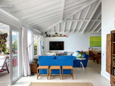 piękny dom z tarasem, przy którym jest salon z niesamowicie błękitnymi sofami - zestaw cudny !