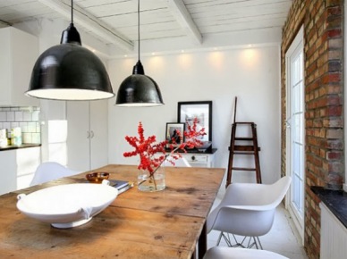 Czarne emaliowane lampy,drewniany industrialny stół,nowoczesne krzesła i ściana z czerwonej cegły (21636)