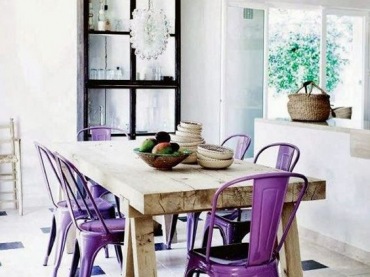 Wokół stołu ustawiono fioletowe krzesła, które stanowią pierwszoplanową dekorację wnętrza. Przestronne i jasne...