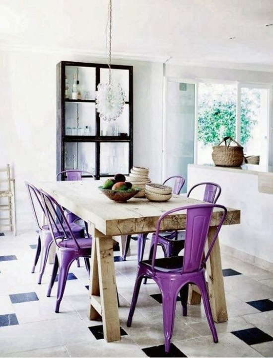 Drewniany stół z fioletowymi krzesłami w aranżacji jadalni