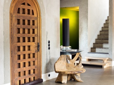 świetny domek urządzony swobodnie w zmiksowanym stylu - nowoczesne meble, tradycyjne drewniane drzwi i rustykalne...