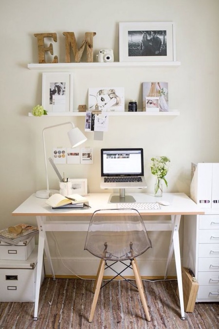 Pokój biurowy w stylu skandynawskim z białymi meblami