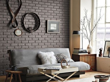 aranżacja salonu ze ścianą w cegle - piękny i modny kolor szarej cegły jest dobrym miejscem na ekspozycję dekoracji