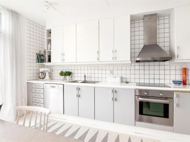 Biała kwadratowa płytka na ścianie w skandynawskiej biało-szarej kuchni (24783)